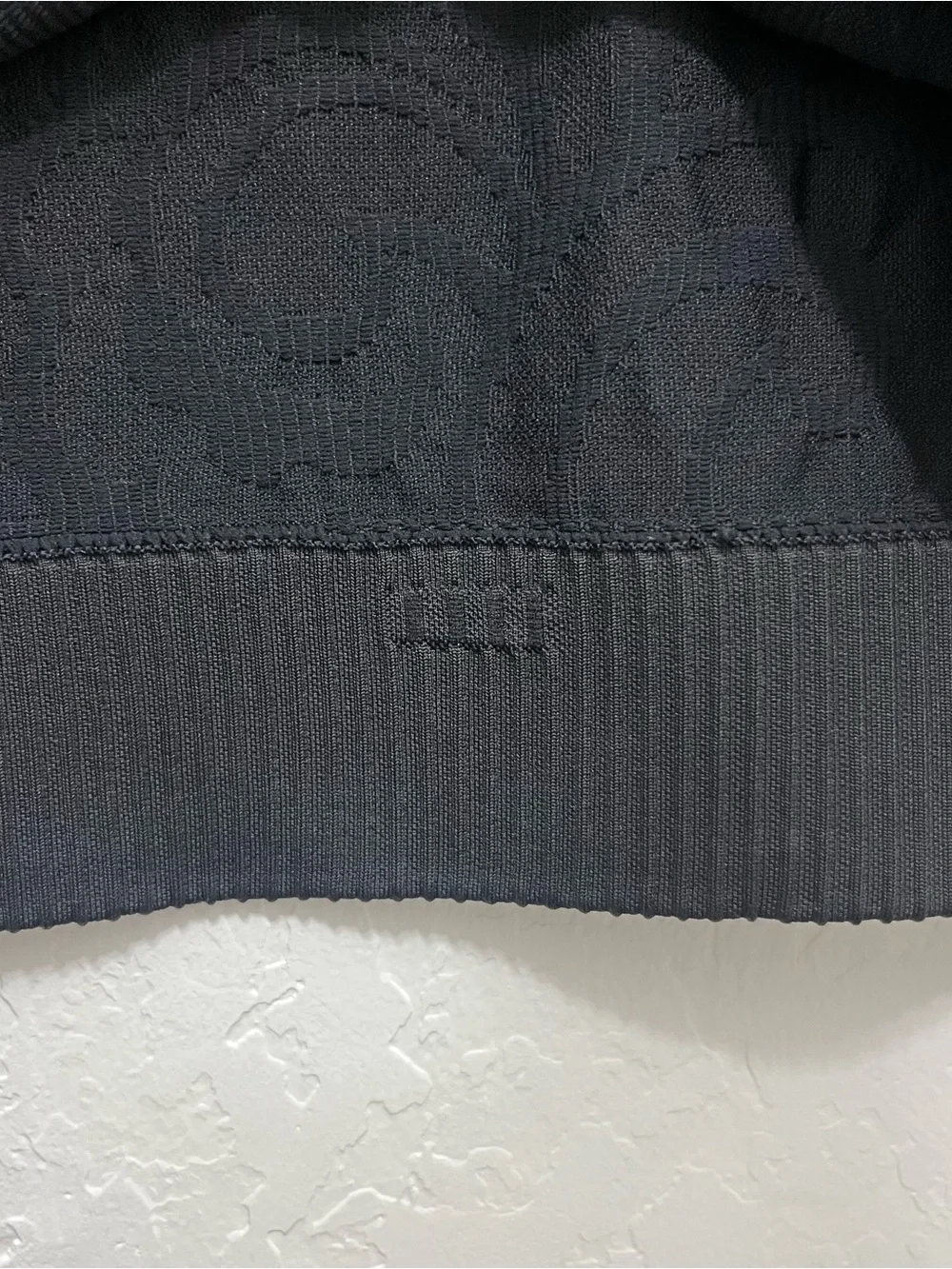 Lululemon Rest Less Pullover Top Textured Black Size 10 Stretch Thumbholes